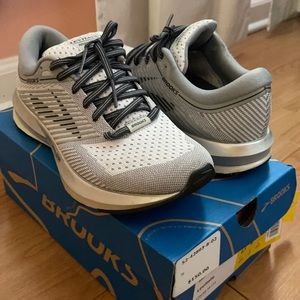 Brooks Sneakers GREAT condition
